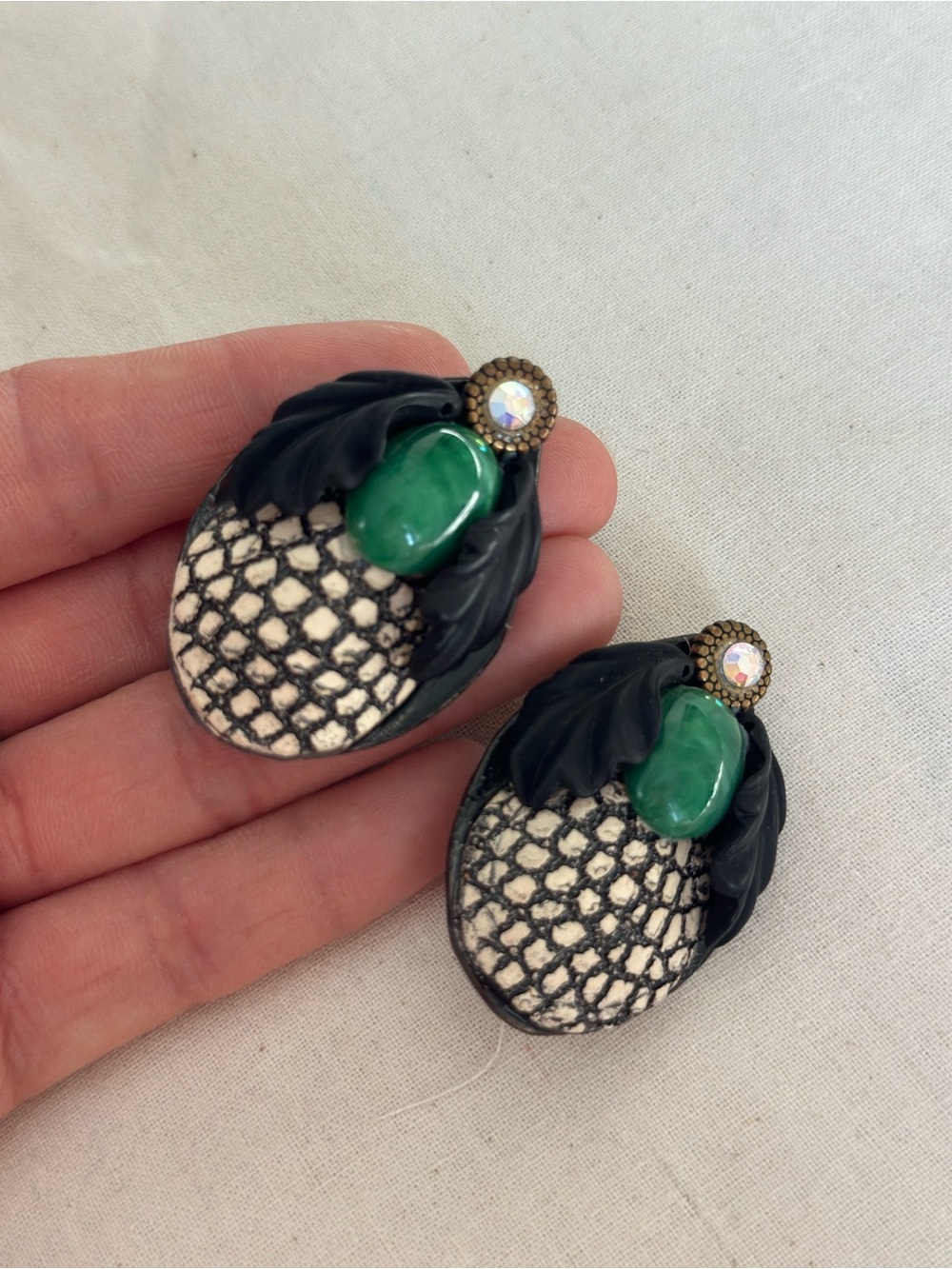 Vtg handmade ceramic emerald green black white mesh pattern botanic bug clip-ons